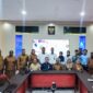 Jajaran Dinas Kesehatan Kabupaten Kaimana, Papua Barat, jajaran tim TelkomGroup, dan tim AdMedika dalam acara penandatanganan Perjanjian Kerja Sama (PKS) pada agenda Focus Group Discussion (FGD) yang berlangsung di Dinkes Kaimana, beberapa waktu yang lalu.
