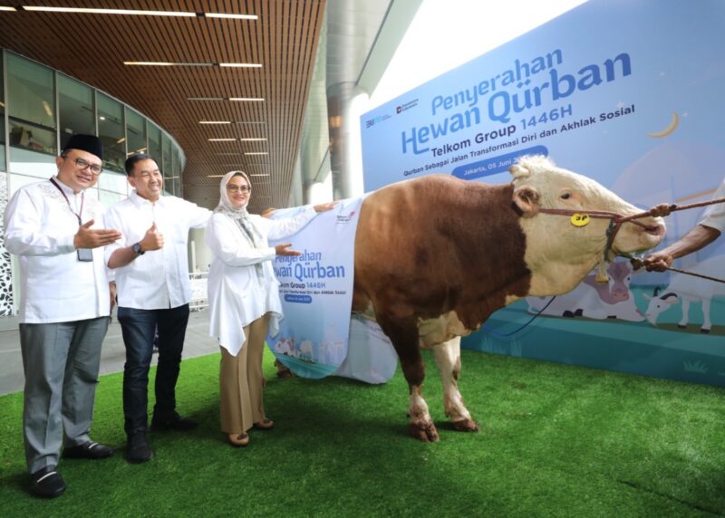  Direktur Utama Telkom Dian Siswarini menyerahkan hewan kurban pada acara Kegiatan seremonial penyerahan hewan kurban di Vertical Garden Telkom Hub pada Kamis (5/6).