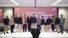 Direktur Group Business Development Telkom periode 2022-2025 Honesti Basyir, Direktur Enterprise & Business Service Telkom periode 2022-2025 FM Venusiana R, beserta jajaran, dan Presiden Direktur IBM Indonesia Roy Kosasih beserta jajaran pada acara Penandatanganan Perjanjian Kerja Sama antara Telkom dan IBM dalam rangka penyediaan solusi Sovereign AI (atau Artificial Intelligence yang berdaulat) di gedung Telkom Landmark Tower, Jakarta, pada Rabu (21/5).
