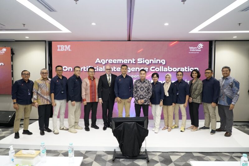 Direktur Group Business Development Telkom periode 2022-2025 Honesti Basyir, Direktur Enterprise & Business Service Telkom periode 2022-2025 FM Venusiana R, beserta jajaran, dan Presiden Direktur IBM Indonesia Roy Kosasih beserta jajaran pada acara Penandatanganan Perjanjian Kerja Sama antara Telkom dan IBM dalam rangka penyediaan solusi Sovereign AI (atau Artificial Intelligence yang berdaulat) di gedung Telkom Landmark Tower, Jakarta, pada Rabu (21/5).
