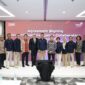 Direktur Group Business Development Telkom periode 2022-2025 Honesti Basyir, Direktur Enterprise & Business Service Telkom periode 2022-2025 FM Venusiana R, beserta jajaran, dan Presiden Direktur IBM Indonesia Roy Kosasih beserta jajaran pada acara Penandatanganan Perjanjian Kerja Sama antara Telkom dan IBM dalam rangka penyediaan solusi Sovereign AI (atau Artificial Intelligence yang berdaulat) di gedung Telkom Landmark Tower, Jakarta, pada Rabu (21/5).
