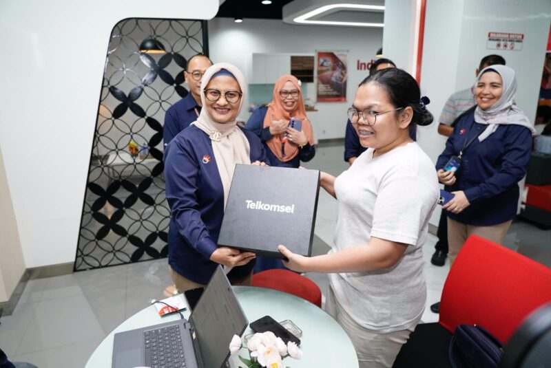 Direktur Utama Telkom Dian Siswarini (kiri) saat melakukan kunjungan kepada pelanggan segmen Business-to-Consumer (B2C) di GraPARI TelkomGroup Manyar, Surabaya, pada Senin (16/6).