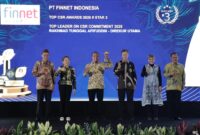 Direktur Utama Finnet Rakhmad Tunggal Afifuddin saat menerima penghargaan dalam ajang TOP CSR Awards 2025 di Ballroom Raffles Hotel Jakarta, pada Rabu (11/6).