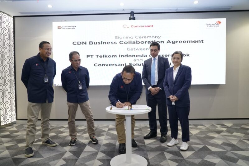 (kiri ke kanan) Direktur Network Telkom Nanang Hendarno, Direktur Wholesale & International Service Telkom Honesti Basyir, Executive General Manager Digital Connectivity Service Telkom Teuku Muda Nanta, Regional Director Conversant Indonesia Aiman Hakim, dan CEO Conversant Cheong Fun Hua saat penandatanganan perjanjian kerja sama penyediaan layanan Content Delivery Network as a Service (CDN as a Service/CaaS) di Indonesia antara Telkom dan Conversant di Telkom Landmark Tower, Jakarta, pada senin (23/6).