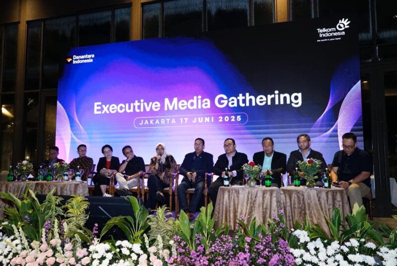Jajaran Direksi Telkom saat acara Executive Media Gathering, di Jakarta, Selasa (17/6). 