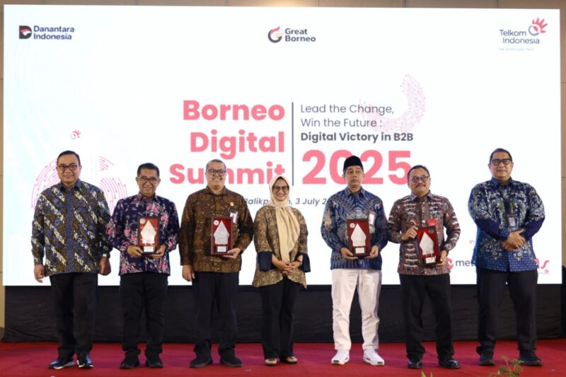 (kiri ke kanan) Direktur Human Capital Management Telkom Henry Christiadi, Direktur Jenderal Otonomi Daerah Kemendagri Dr. Akmal Malik, M.Si., Pelaksana Tugas (Plt) Deputi Bidang Transformasi Digital Pemerintah KemenPANRB Cahyono Tri Birowo, ST.,MTI., Direktur Utama Telkom Dian Siswarini, Direktur Akselerasi Teknologi Pemerintah Digital Daerah Komdigi Aris Kurniawan, S.Sos., Direktur Sinkronisasi Urusan Pemerintahan Daerah II Kemendagri Ir. Suprayitno, MA., dan EVP Telkom Regional IV Kalimantan Rachmad Dwi Hartanto pada acara Borneo Digital Summit 2025, di Balikpapan, pada Kamis (3/7)