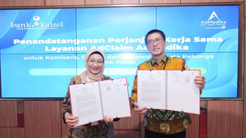 Direktur Utama AdMedika Dian Prambini (kiri) dan Direktur Utama BPD Kalsel Fachrudin (kanan) saat acara penandatanganan Kesepakatan kerja sama  antara AdMedika dan BPD Kalsel di Telkom STO Gambir, Jakarta, pada Jumat (4/7).
