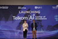 Direktur Enterprise & Business Service Veranita Yosephine (kiri) dan Direktur IT Digital Telkom Faizal R. Djoemadi (kanan) saat acara peluncuran Telkom Artificial Intelligence (AI) Center of Excellence (CoE) di Bali pada, Kamis (28/8).