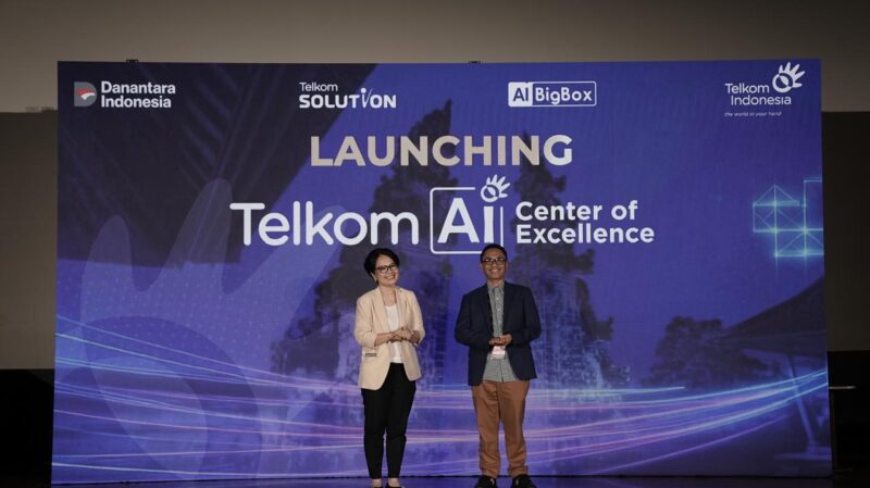 Direktur Enterprise & Business Service Veranita Yosephine (kiri) dan Direktur IT Digital Telkom Faizal R. Djoemadi (kanan) saat acara peluncuran Telkom Artificial Intelligence (AI) Center of Excellence (CoE) di Bali pada, Kamis (28/8).