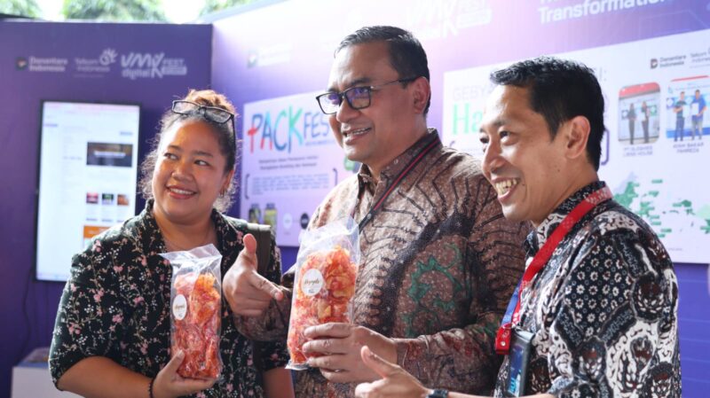 Direktur Human Capital Management Telkom Henry Christiadi bersama SGM Social Responsibility Telkom Hery Susanto dan salah satu UMKM Binaan yang turut menyemarakkan UMK Digital Fest 2025 yang diselenggarakan di Vertical Garden, Telkom Landmark Tower Jakarta.