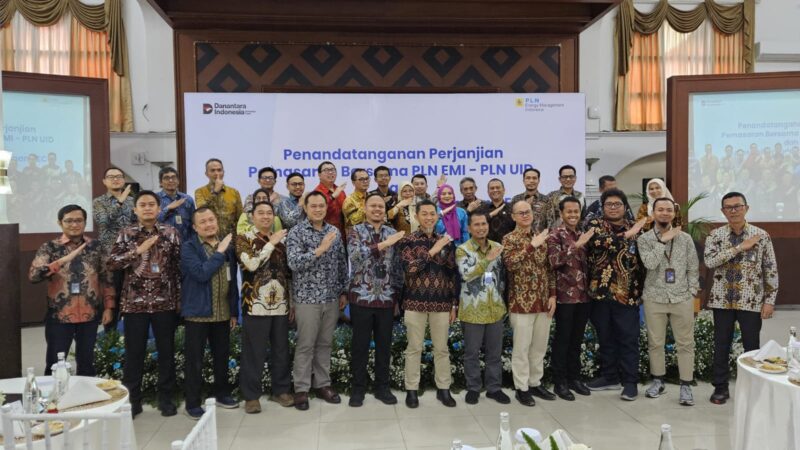 Foto bersama usai penyerahan Renewable Energy Certificate (REC) dari PT Energi Manajemen Indonesia (PLN EMI) di Gedung PLN UID Jawa Barat, pada Selasa (29/7).