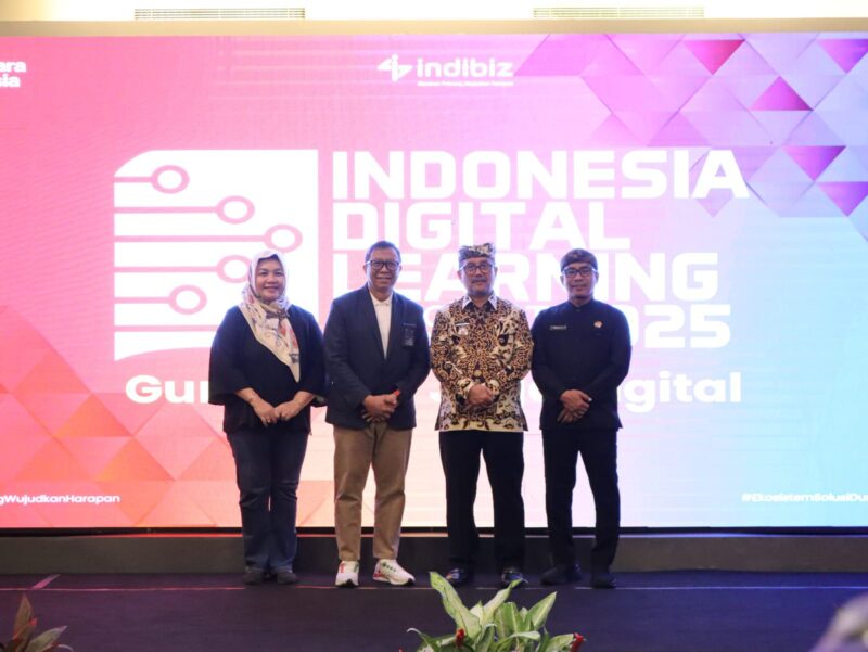 (kiri ke kanan) SM Regional SME Service Telkom Sonya Soraya, GM Telkom Priangan Timur Nugroho Setio Budi, Bupati Cirebon Drs. H. Imron Rosyadi, M.Ag, dan Kadisdik Prov. Jabar, Dr. H. Purwanto, S.Pd.,M.Pd pada acara Indonesia Digital Learning (IDL) 2025, beberapa waktu yang lalu