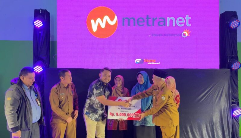 Penyerahan donasi oleh Sales Cazbox by Metranet Fani Hamizah kepada Wakil Bupati Kab Bener Meriah Ir. H. Armian saat acara peluncuran aplikasi Titanium, beberapa waktu yang lalu.