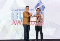 Direktur Keuangan dan Manajemen Risiko AdMedika Danang Rizki Ginanjar (kanan) menerima penghargaan Excellence Performance Award: Excellence in Health Insurance Infrastructure dalam ajang BUMN Awards 2025.
