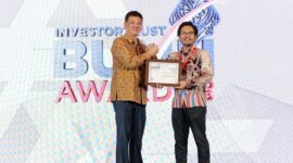 Direktur Keuangan dan Manajemen Risiko AdMedika Danang Rizki Ginanjar (kanan) menerima penghargaan Excellence Performance Award: Excellence in Health Insurance Infrastructure dalam ajang BUMN Awards 2025.