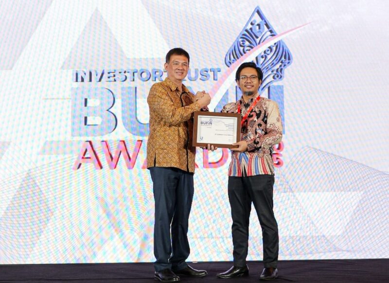 Direktur Keuangan dan Manajemen Risiko AdMedika Danang Rizki Ginanjar (kanan) menerima penghargaan Excellence Performance Award: Excellence in Health Insurance Infrastructure dalam ajang BUMN Awards 2025.