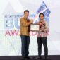 Direktur Keuangan dan Manajemen Risiko AdMedika Danang Rizki Ginanjar (kanan) menerima penghargaan Excellence Performance Award: Excellence in Health Insurance Infrastructure dalam ajang BUMN Awards 2025.