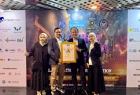 Direktur Utama TelkoMedika Dicky Anfiadi (kedua dari kanan) beserta jajaran saat acara 6th Indonesia Public Relations Summit 2025 di Auditorium Kementerian Pariwisata, Jakarta Pusat, pada Jumat (8/8).