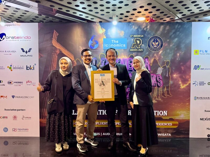 Direktur Utama TelkoMedika Dicky Anfiadi (kedua dari kanan) beserta jajaran saat acara 6th Indonesia Public Relations Summit 2025 di Auditorium Kementerian Pariwisata, Jakarta Pusat, pada Jumat (8/8).