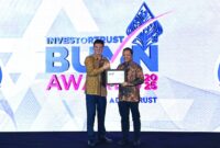 VP Corporate Secretary Finnet Ido Laksono (kanan) saat menerima penghargaan “Excellence in Digital Banking Turnaround” dalam ajang InvestorTrust BUMN Awards 2025 di Jakarta pada, Kamis (31/7).