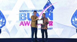VP Corporate Secretary Finnet Ido Laksono (kanan) saat menerima penghargaan “Excellence in Digital Banking Turnaround” dalam ajang InvestorTrust BUMN Awards 2025 di Jakarta pada, Kamis (31/7).