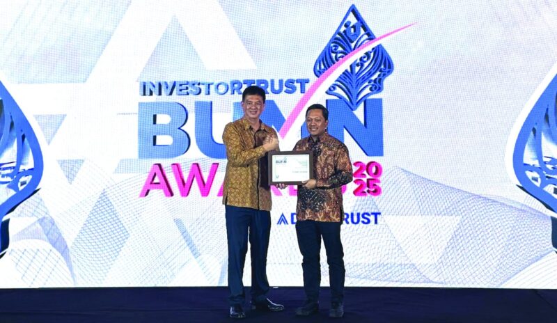 VP Corporate Secretary Finnet Ido Laksono (kanan) saat menerima penghargaan “Excellence in Digital Banking Turnaround” dalam ajang InvestorTrust BUMN Awards 2025 di Jakarta pada, Kamis (31/7).
