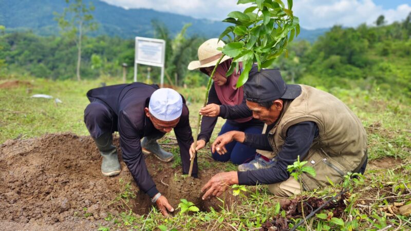 Telkom menargetkan penanaman 10.000 bibit pohon di sepanjang Sungai di wilayah Garut, Boyolali, dan Gowa.