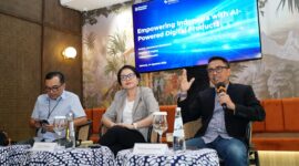 (kiri ke kanan) VP Corporate Communication Telkom Andri Herawan Sasoko, Direktur Enterprise & Business Service Telkom Veranita Yosephine, dan Direktur IT Digital Telkom Faizal Rochmad Djoemadi saat acara Business Update bersama para awak media di Jakarta, Kamis (14/8).