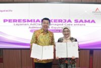 CEO Equira Life Elvis Liongosari (kiri) dan CEO AdMedika Dian Prambini (kanan) saat acara penandatanganan kerja sama layanan AdClaim Managed Care antara Admedika & Equira Life.