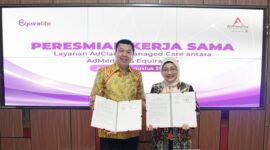 CEO Equira Life Elvis Liongosari (kiri) dan CEO AdMedika Dian Prambini (kanan) saat acara penandatanganan kerja sama layanan AdClaim Managed Care antara Admedika & Equira Life.