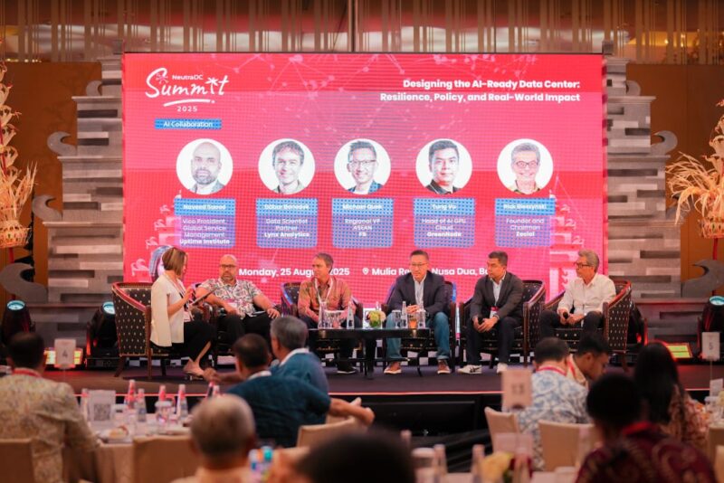 Pendiri & Direktur Utama VortiQ(x) Jane Teh (kiri); Wakil Presiden Manajemen Layanan Global Uptime Institute Naveed Saeed (kedua dari kiri); Mitra Data Scientist Lynx Analytics Gábor Benedek (ketiga dari kiri); Wakil Presiden Regional ASEAN F5 Michael Quek (keempat dari kiri); Kepala AI GPU Cloud GreenNode Tung Vu (kelima dari kiri); Pendiri dan Ketua Zocial Rick Bleszynski (kanan) dalam salah satu sesi diskusi panel di NeutraDC Summit 2025.