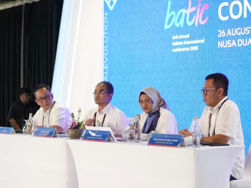 (kiri ke kanan) SVP Group Sustainability and Corporate Communication Ahmad Reza, Direktur Wholesale & International Services Telkom Honesti Basyir, Direktur Utama Telkom Dian Siswarini, dan CEO Telin Budi Satria Dharma Purba saat sesi Press Conference BATIC di The Westin Resort, Nusa Dua, Bali pada Selasa (26/8).