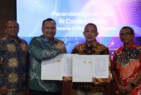 (kiri ke kanan) Project Lead Global Strategic partner Team 2 Ahmad Hidayat, Country General Manager Microsoft Indonesia Dharma Simorangkir, Direktur Utama PT Infomedia Nusantara Eddy Sofryano, VP Integrated Portfolio Management Telkom Candra Kusuma Wardhana saat acara penandatanganan kolaborasi AI Contact Center di Jakarta, pada Jumat (22/8).