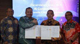 (kiri ke kanan) Project Lead Global Strategic partner Team 2 Ahmad Hidayat, Country General Manager Microsoft Indonesia Dharma Simorangkir, Direktur Utama PT Infomedia Nusantara  Eddy Sofryano, VP Integrated Portfolio Management Telkom Candra Kusuma Wardhana saat acara penandatanganan kolaborasi AI Contact Center di Jakarta, pada Jumat (22/8).