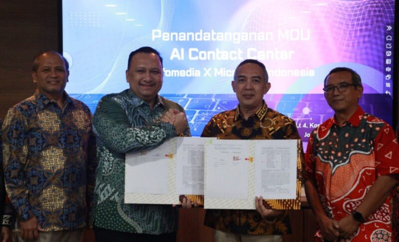 (kiri ke kanan) Project Lead Global Strategic partner Team 2 Ahmad Hidayat, Country General Manager Microsoft Indonesia Dharma Simorangkir, Direktur Utama PT Infomedia Nusantara  Eddy Sofryano, VP Integrated Portfolio Management Telkom Candra Kusuma Wardhana saat acara penandatanganan kolaborasi AI Contact Center di Jakarta, pada Jumat (22/8).