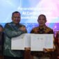 (kiri ke kanan) Project Lead Global Strategic partner Team 2 Ahmad Hidayat, Country General Manager Microsoft Indonesia Dharma Simorangkir, Direktur Utama PT Infomedia Nusantara  Eddy Sofryano, VP Integrated Portfolio Management Telkom Candra Kusuma Wardhana saat acara penandatanganan kolaborasi AI Contact Center di Jakarta, pada Jumat (22/8).