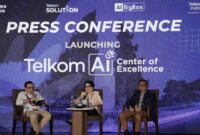 (kiri ke kanan) VP Corporate Communication Telkom Andri Herawan Sasoko, Direktur Enterprise & Business Service Telkom Veranita Yosephine, dan Direktur IT Digital Telkom Faizal Rochmad Djoemadi saat acara peluncuran Telkom AI Center of Excellence.