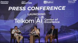 (kiri ke kanan) VP Corporate Communication Telkom Andri Herawan Sasoko, Direktur Enterprise & Business Service Telkom Veranita Yosephine, dan Direktur IT Digital Telkom Faizal Rochmad Djoemadi saat acara peluncuran Telkom AI Center of Excellence.