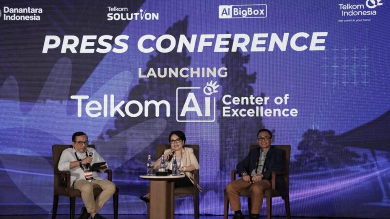 (kiri ke kanan) VP Corporate Communication Telkom Andri Herawan Sasoko, Direktur Enterprise & Business Service Telkom Veranita Yosephine, dan Direktur IT Digital Telkom Faizal Rochmad Djoemadi saat acara peluncuran Telkom AI Center of Excellence.