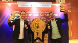  Direktur Utama TelkoMedika Dicky Anfiadi (kiri) dan GM Corporate Office & Digital TelkoMedia Ahmad Faishol (kanan) saat acara TOP GRC Awards 2025 di Hotel Raffles Jakarta pada Senin (11/8).
