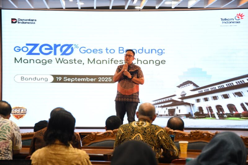 SVP Group Sustainability and Corporate Communication Telkom Ahmad Reza saat memberikan sambutan pada acara Roadshow GoZero% Goes to Bandung: Manage Waste, Manifest Change di Bandung pada (18/9).