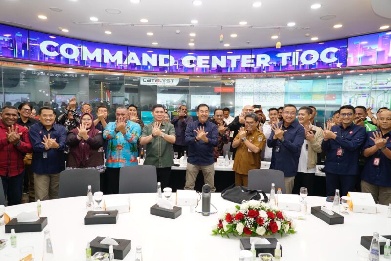 Para peserta melakukan foto bersama usai acara audiensi bersama Pemerintah Daerah dan berbagai Komunitas Papua Selatan.