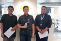 (kiri ke kanan) Account Manager Xooply by Metranet Tomi Putra Dwi Jans, Implementation Officer Xooply Metranet Fakhrul Bahri Ardiansyah, dan Technical Group Leader Yokogawa Theo Amudi saat Kunjungan kerja sama Xooply by Metranet ke Yokogawa Electric.