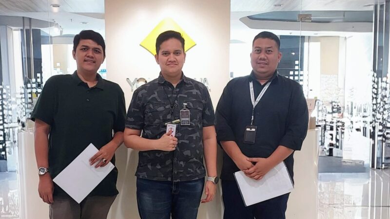 (kiri ke kanan) Account Manager Xooply by Metranet Tomi Putra Dwi Jans, Implementation Officer Xooply Metranet Fakhrul Bahri Ardiansyah, dan Technical Group Leader Yokogawa Theo Amudi saat Kunjungan kerja sama Xooply by Metranet ke Yokogawa Electric.