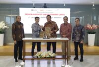 (kiri ke kanan) Sekretaris Jenderal Kementerian Pertahanan Republik Indonesia sekaligus sebagai Komisaris Utama PT Len Industri (Persero) Letnan Jenderal TNI Tri Budi Utomo, S.E., Direktur Utama PT Len Industri (Persero) Prof. Joga Dharma Setiawan, Ph.D., Direktur Utama Telkomsat Lukman Hakim Abd Rauf, Komisaris Telkom Rizal Mallarangeng, dan Direktur Wholesale & International Service Telkom Honesti Basyir saat acara penandatanganan Nota Kesepahaman (MoU) antara PT Telkom Satelit Indonesia (Telkomsat) dan PT Len Indu
