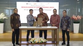 (kiri ke kanan) Sekretaris Jenderal Kementerian Pertahanan Republik Indonesia sekaligus sebagai Komisaris Utama PT Len Industri (Persero) Letnan Jenderal TNI Tri Budi Utomo, S.E., Direktur Utama PT Len Industri (Persero) Prof. Joga Dharma Setiawan, Ph.D., Direktur Utama Telkomsat Lukman Hakim Abd Rauf, Komisaris Telkom Rizal Mallarangeng, dan Direktur Wholesale & International Service Telkom Honesti Basyir saat acara penandatanganan Nota Kesepahaman (MoU) antara PT Telkom Satelit Indonesia (Telkomsat) dan PT Len Indu