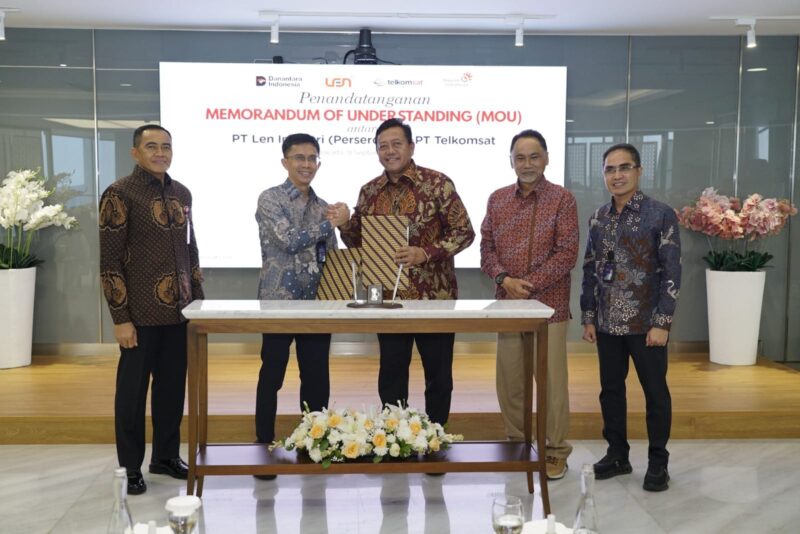 (kiri ke kanan) Sekretaris Jenderal Kementerian Pertahanan Republik Indonesia sekaligus sebagai Komisaris Utama PT Len Industri (Persero) Letnan Jenderal TNI Tri Budi Utomo, S.E., Direktur Utama PT Len Industri (Persero) Prof. Joga Dharma Setiawan, Ph.D., Direktur Utama Telkomsat Lukman Hakim Abd Rauf, Komisaris Telkom Rizal Mallarangeng, dan Direktur Wholesale & International Service Telkom Honesti Basyir saat acara penandatanganan Nota Kesepahaman (MoU) antara PT Telkom Satelit Indonesia (Telkomsat) dan PT Len Indu