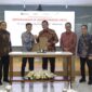 (kiri ke kanan) Sekretaris Jenderal Kementerian Pertahanan Republik Indonesia sekaligus sebagai Komisaris Utama PT Len Industri (Persero) Letnan Jenderal TNI Tri Budi Utomo, S.E., Direktur Utama PT Len Industri (Persero) Prof. Joga Dharma Setiawan, Ph.D., Direktur Utama Telkomsat Lukman Hakim Abd Rauf, Komisaris Telkom Rizal Mallarangeng, dan Direktur Wholesale & International Service Telkom Honesti Basyir saat acara penandatanganan Nota Kesepahaman (MoU) antara PT Telkom Satelit Indonesia (Telkomsat) dan PT Len Indu