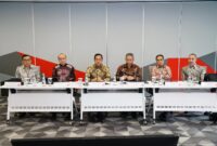 Wakil Direktur Utama Telkom, Muhammad Awaluddin (ketiga dari kiri), Direktur Strategic Business Development & Portfolio Telkom, Seno Soemadji (ketiga dari kanan), Direktur Wholesale & International Service Telkom, Honesti Basyir (kedua dari kanan), serta Direktur Keuangan & Manajemen Risiko Telkomsel, Daru Mulyawan (kedua dari kiri), pada agenda Telkom - Public Expose Live 2025, Jumat (12/9).