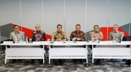 Wakil Direktur Utama Telkom, Muhammad Awaluddin (ketiga dari kiri), Direktur Strategic Business Development & Portfolio Telkom, Seno Soemadji (ketiga dari kanan), Direktur Wholesale & International Service Telkom, Honesti Basyir (kedua dari kanan), serta Direktur Keuangan & Manajemen Risiko Telkomsel, Daru Mulyawan (kedua dari kiri), pada agenda Telkom - Public Expose Live 2025, Jumat (12/9).